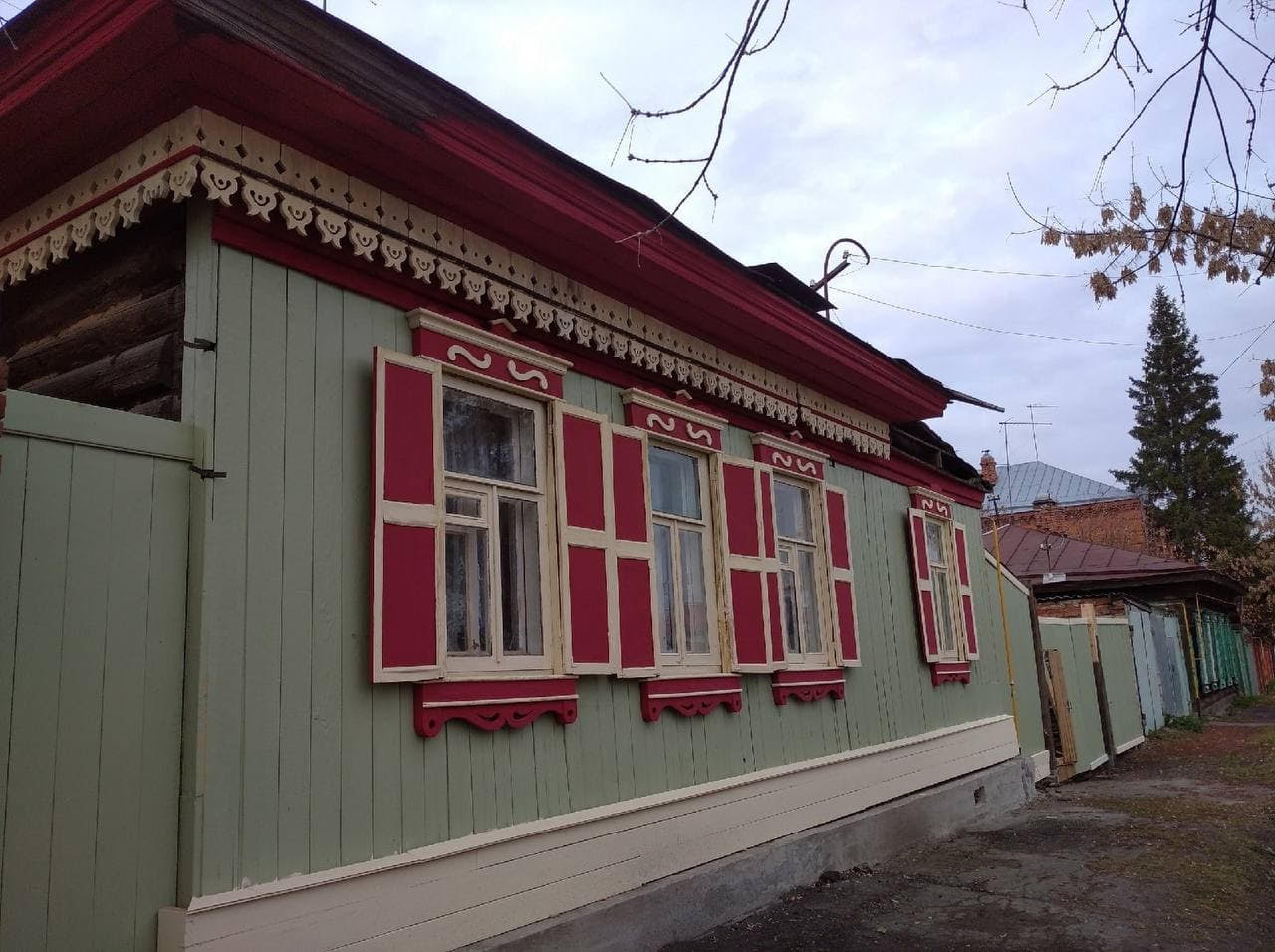 С помощью «Дины» волонтеры восстанавливают тюменский старинный дом